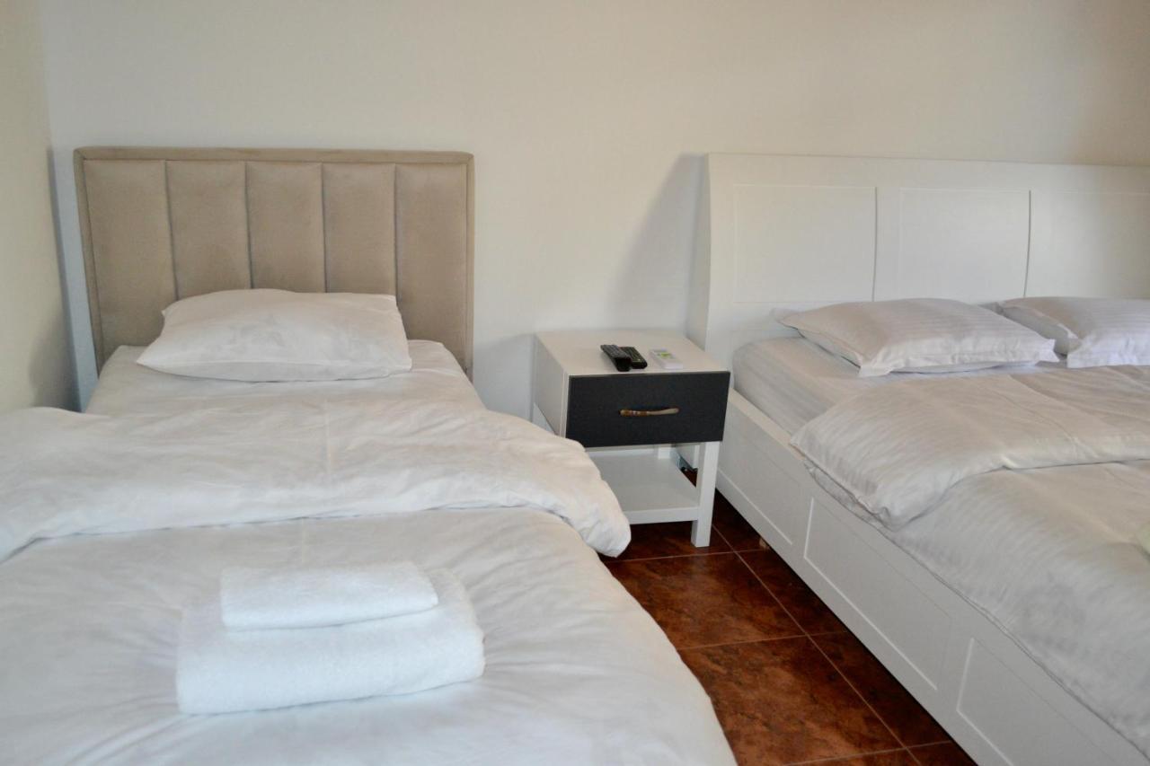 Me&You Hostel Tirana Extérieur photo