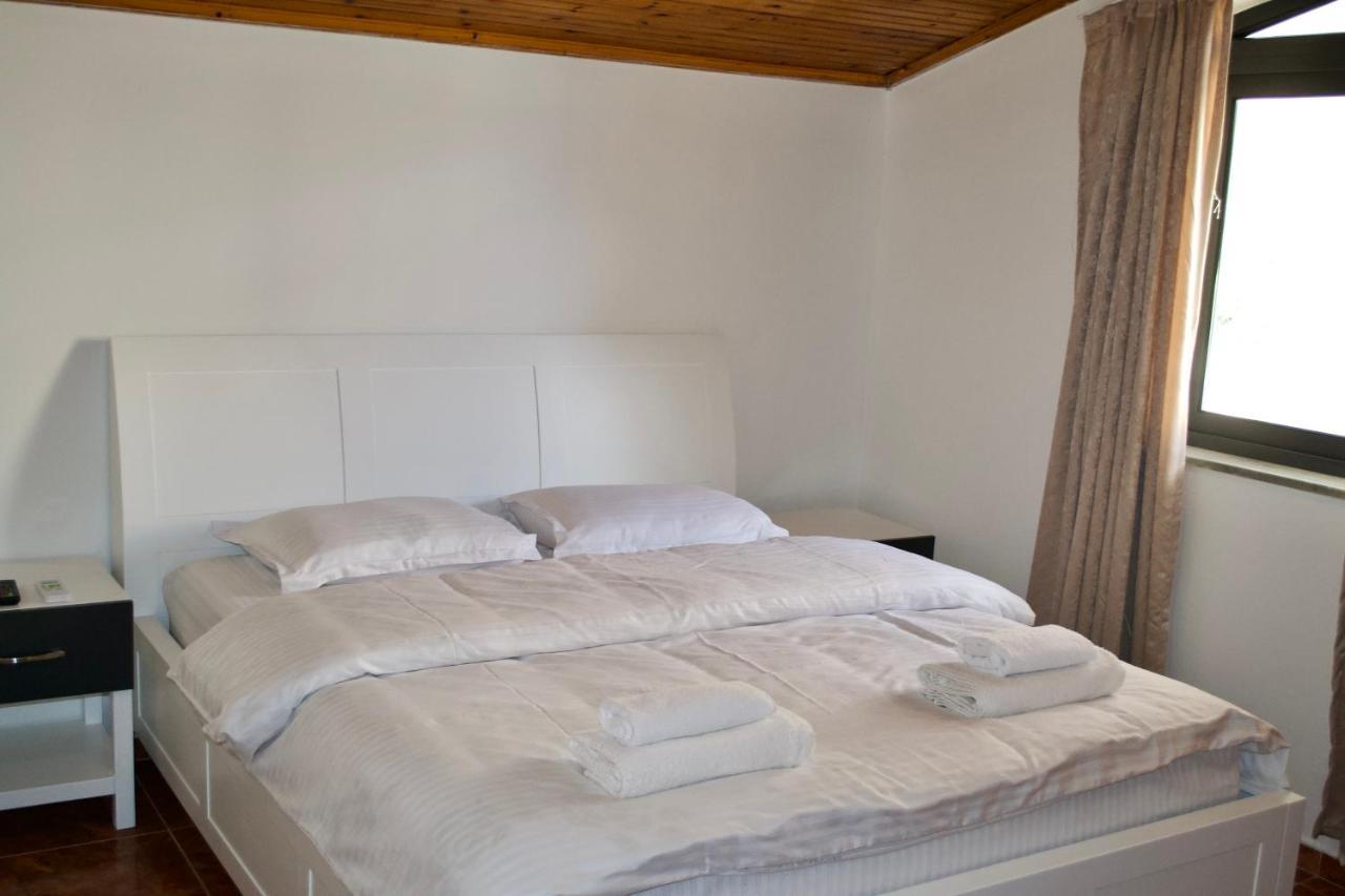 Me&You Hostel Tirana Extérieur photo