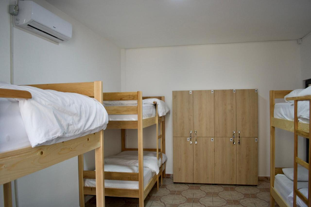 Me&You Hostel Tirana Extérieur photo