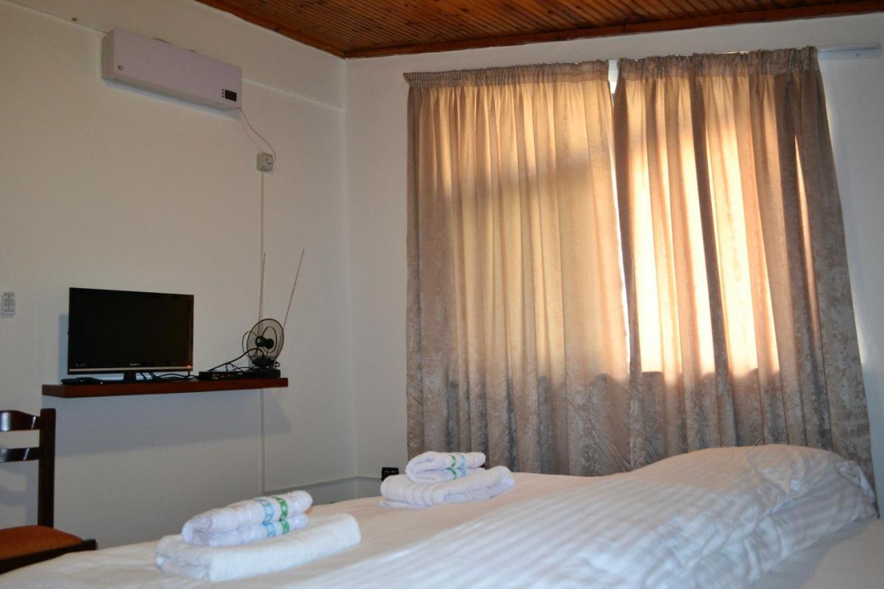 Me&You Hostel Tirana Extérieur photo