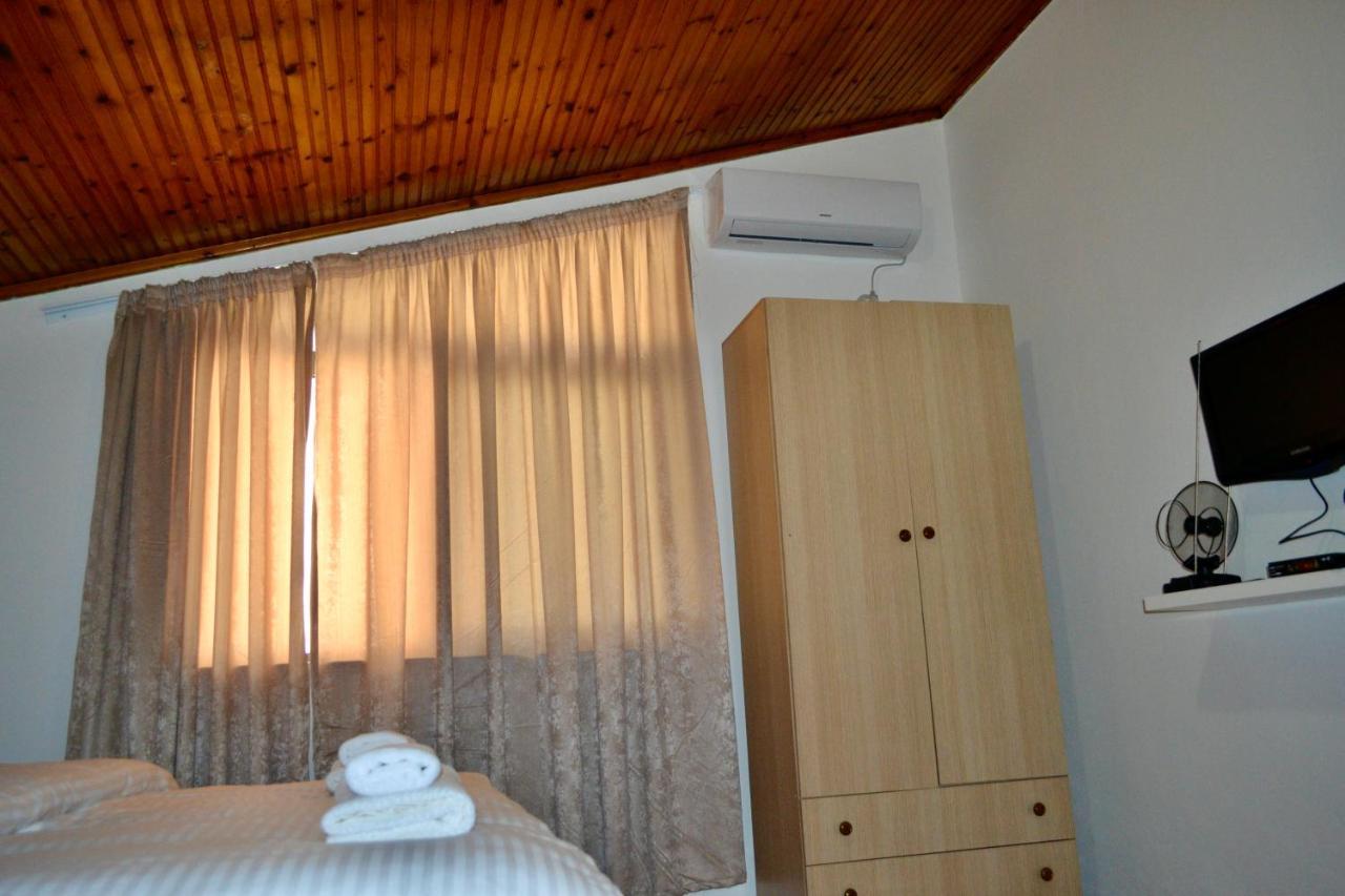 Me&You Hostel Tirana Extérieur photo