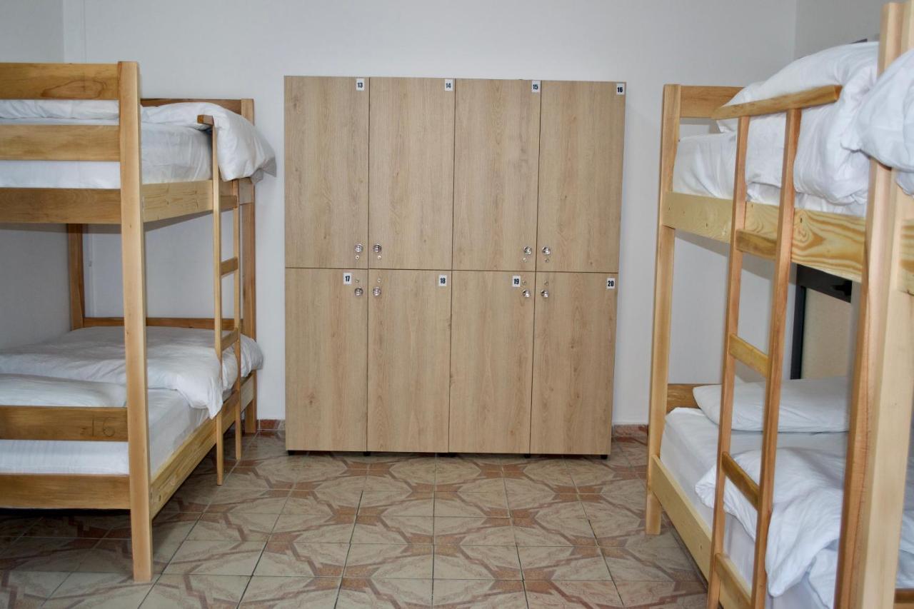 Me&You Hostel Tirana Extérieur photo