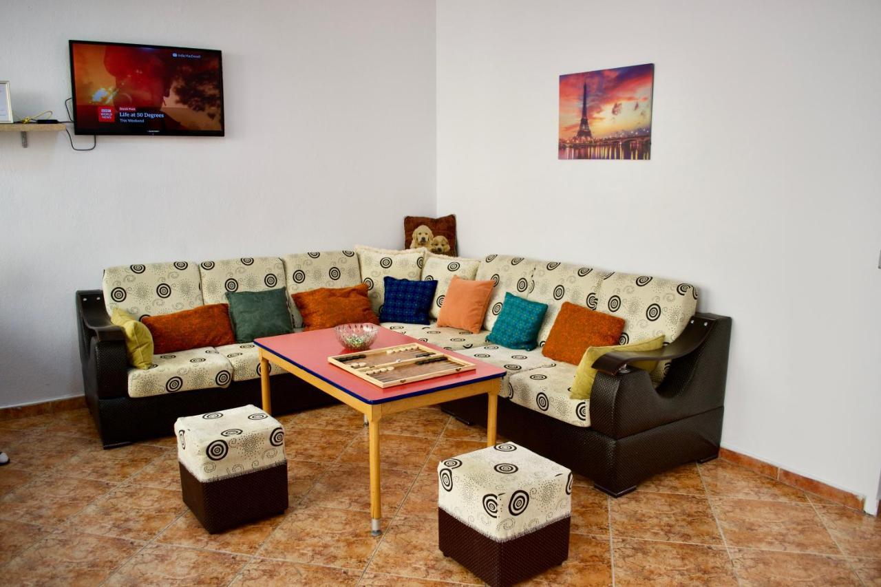 Me&You Hostel Tirana Extérieur photo